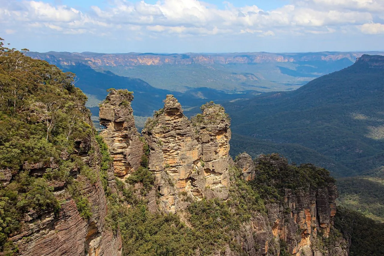 Three mountains. Голубые горы. Скалы три сестры Австралия гигантская лестница. Katoomba. Three sisters Falls.