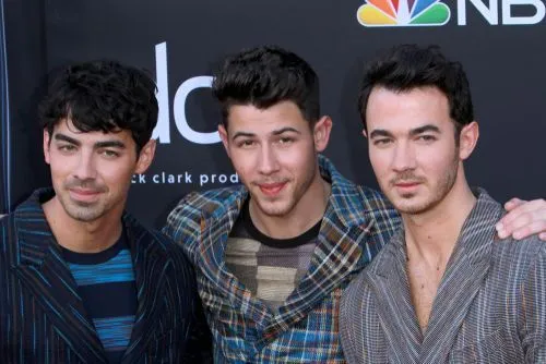 Kevin Jonas - Jonas Brothers Facts ♥