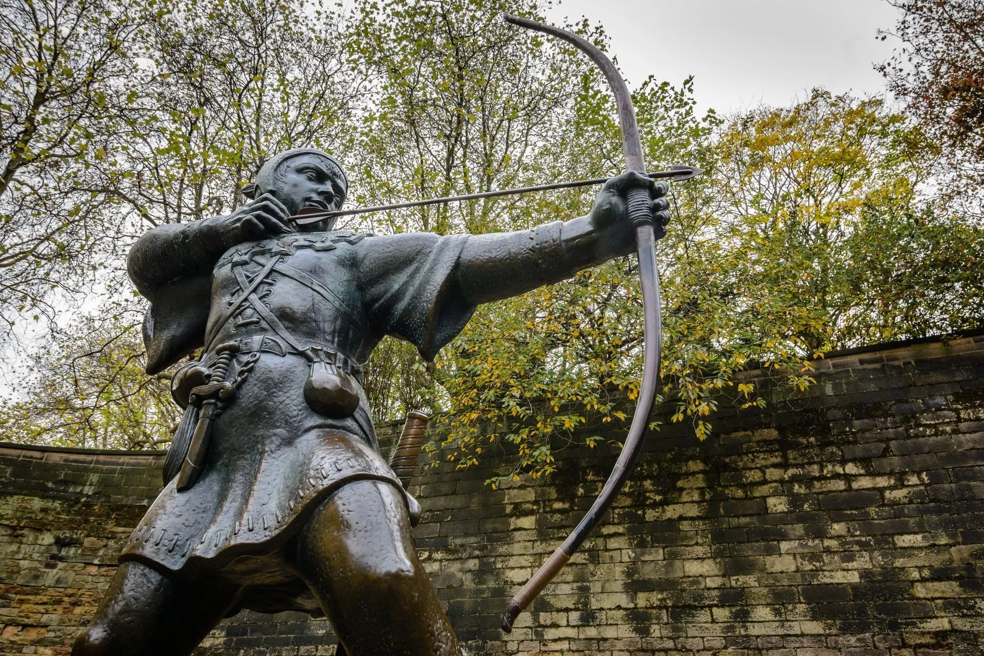 Robin hood statue with bow and arrow in England