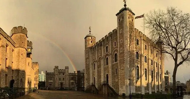 A rainbow lands on the Tower of London