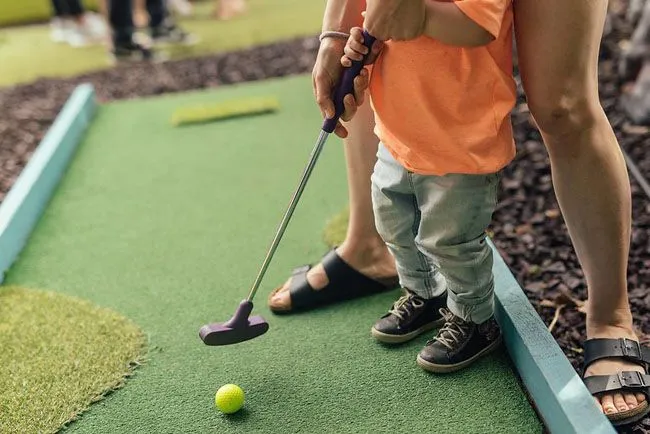 Mini-golf child