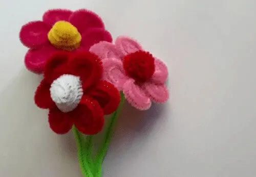 Red and pink lazy daisy pipe cleaner flowers.