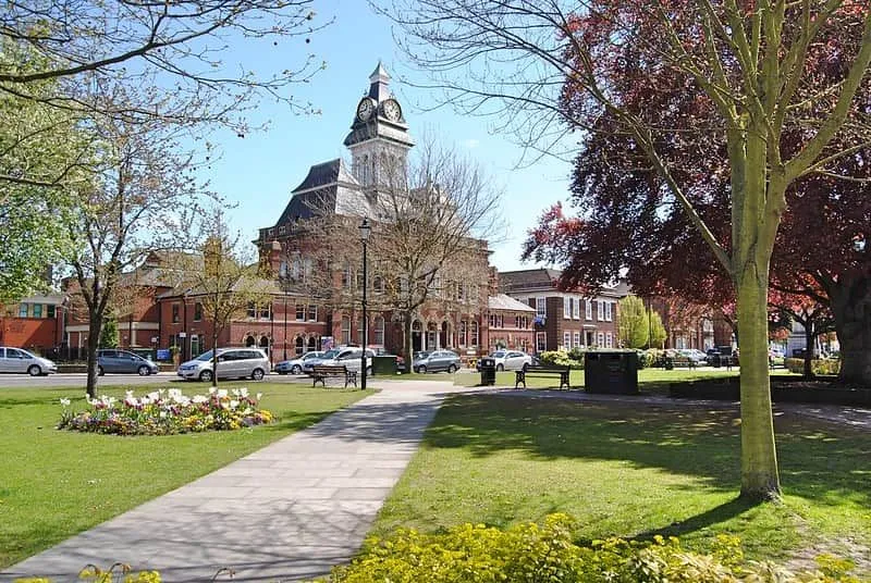 Grantham town centre and Guildhall on a bright, sunny day.