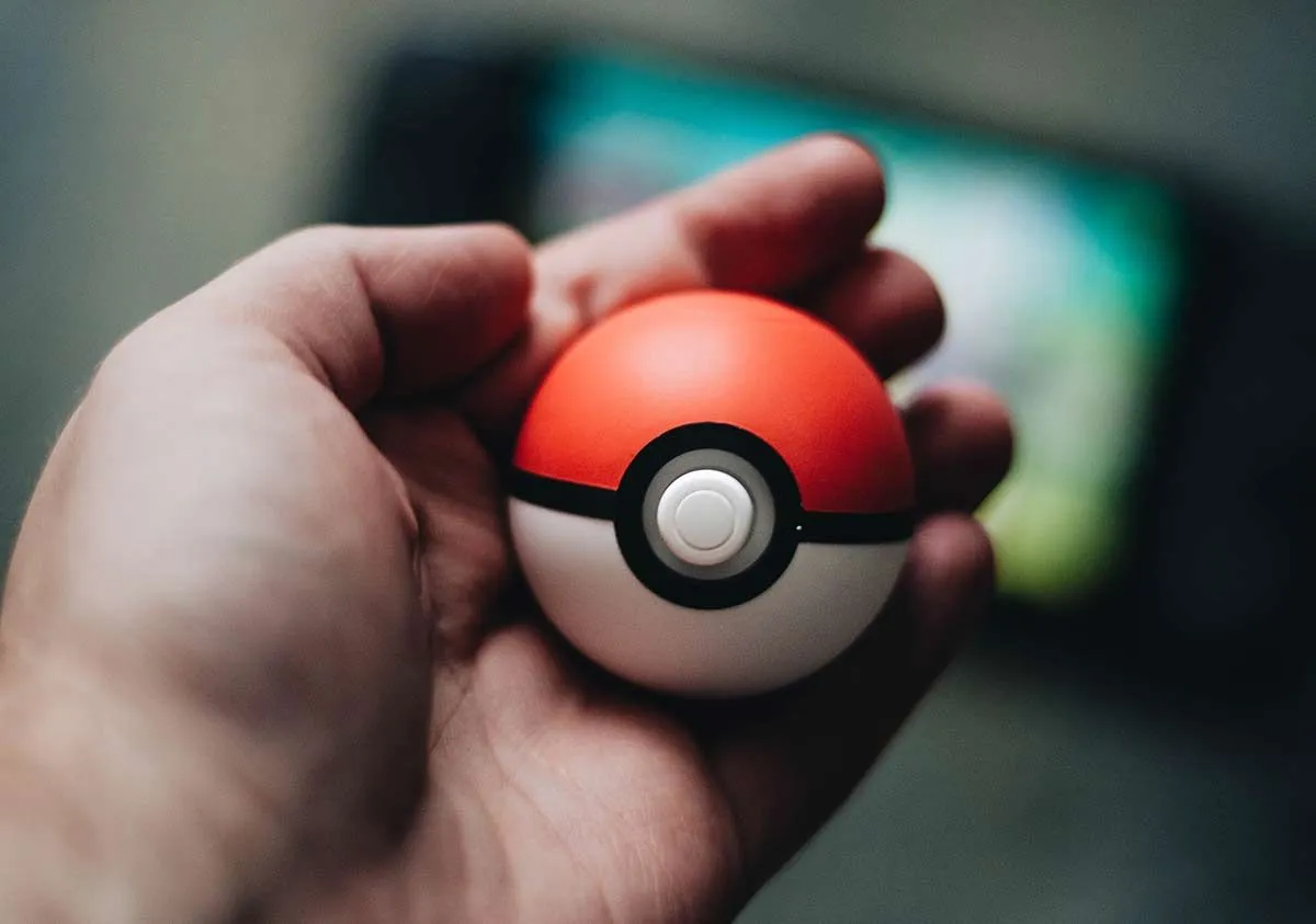 Hand holding a Pokemon ball.