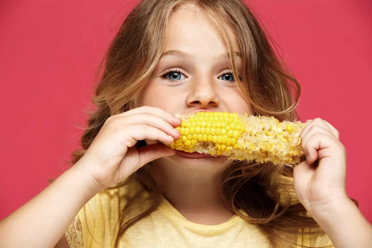 Corn kidz. Человек ест кукурузу. Девушка ест кукурузу. Ребенок ест кукурузу. Дети кукурузы.