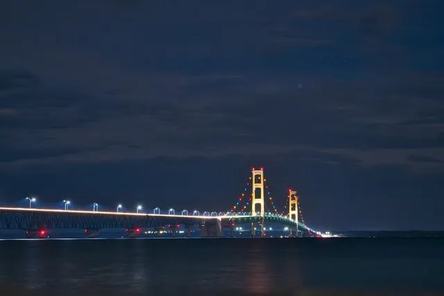 How deep is the water under the mackinac bridge