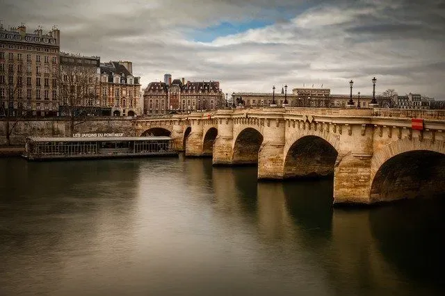 The Pont Neuf is the oldest bridge that goes across the Seine. 