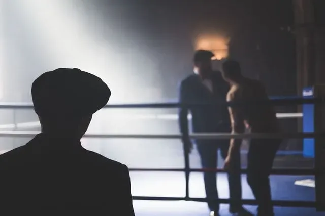 There are many fight scenes in 'Peaky Blinders'.