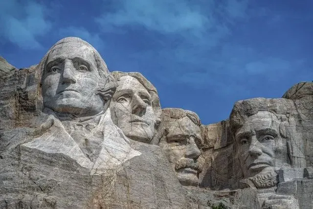 Which famous sculpture features the faces of four former US Presidents?
