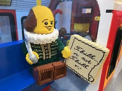 To Build or Not to Build, ponders this brickish Bard within London’s Lego Store.