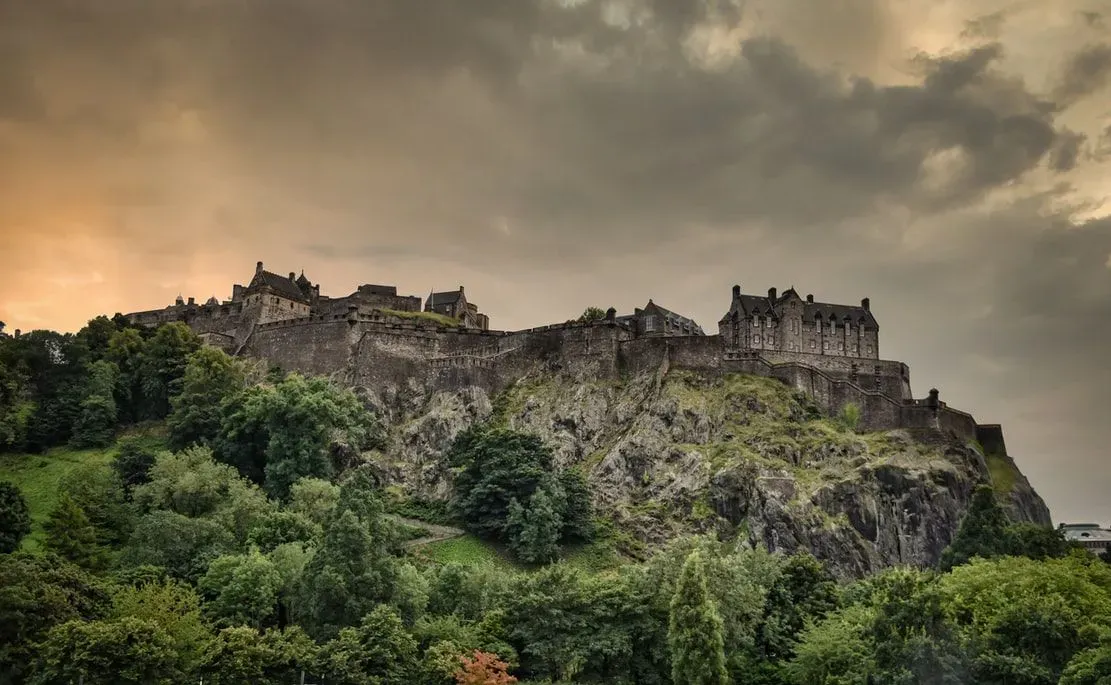 Edinburgh Castle is known to be a residing place to host spirits like a beheaded drummer, a ghostly dog etc.