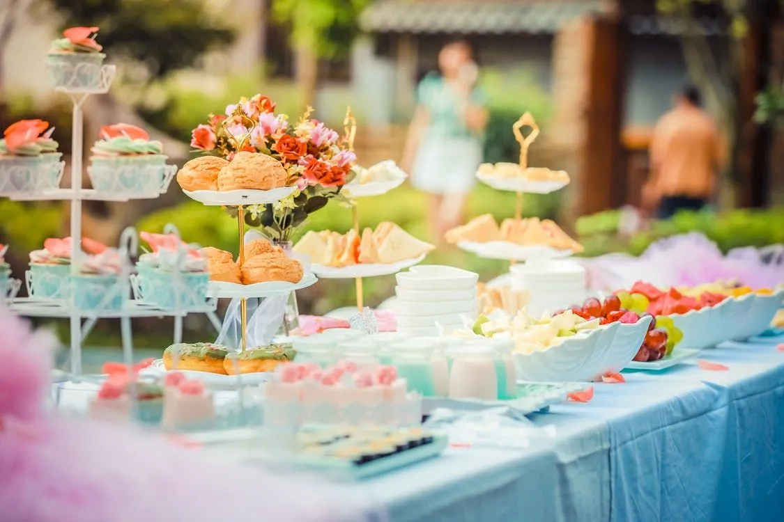 Finger foods and buffets are a good choice for a party with many guests.