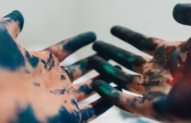 Tie-dye crafts are a lot of fun but they can also leave a lot of mess on your hands and fingers.