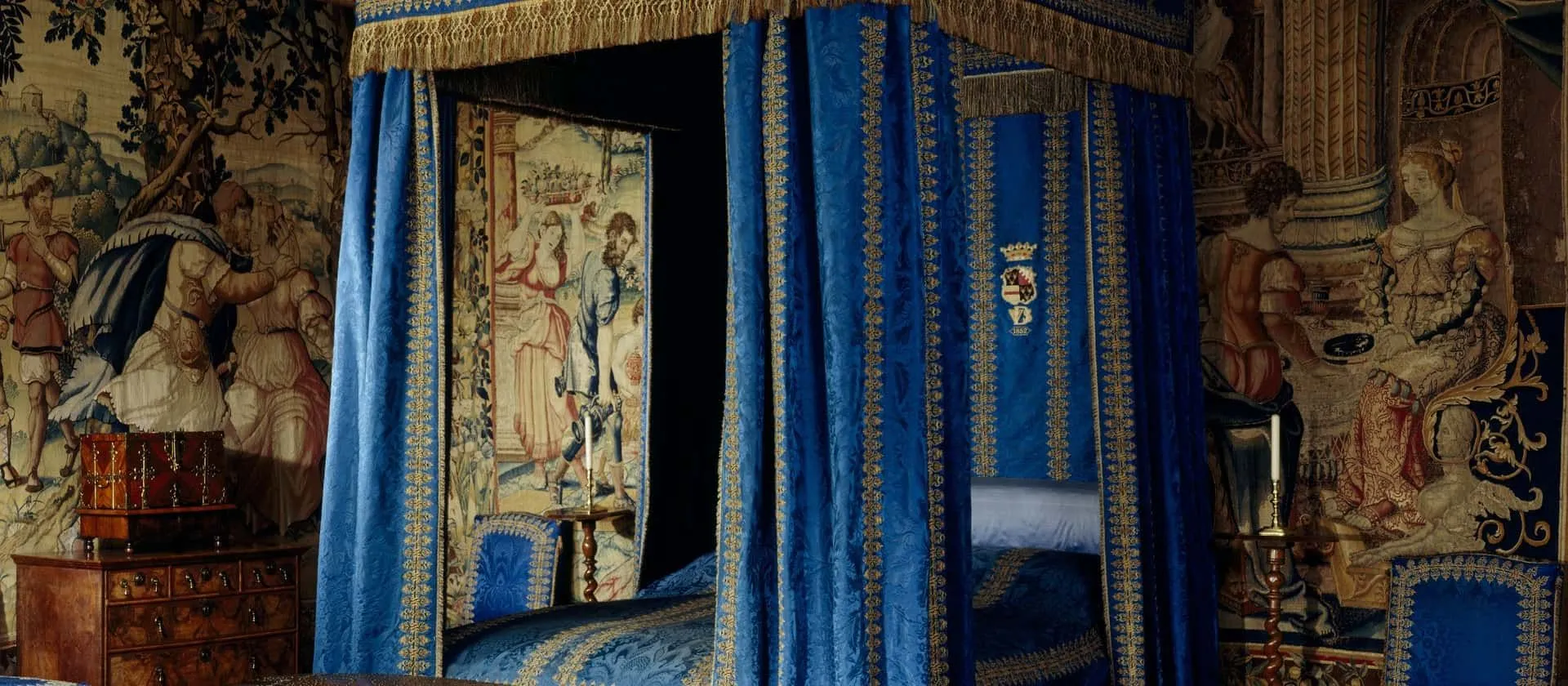 The blue bed inside Hardwick Hall.