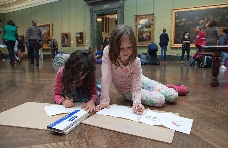 Children sketching at National Gallery.