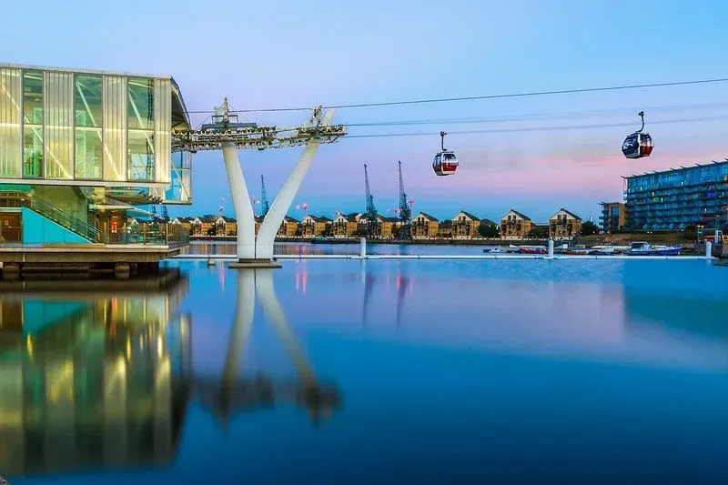 The Emirates Airline cable car going over the River Thames.