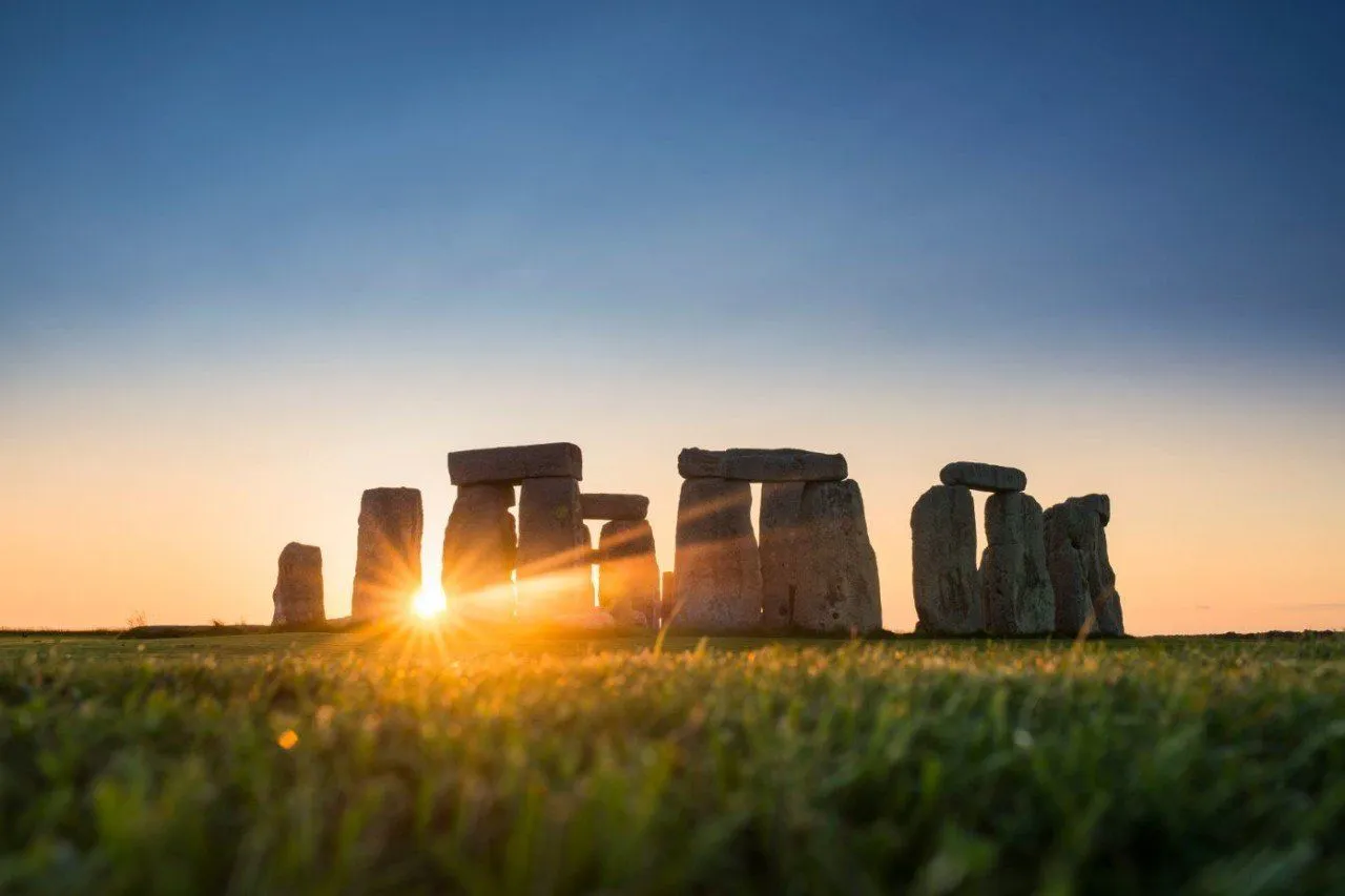 An air-conditioned luxury coach is awaiting you for transportation to Stonehenge and back. Buy Stonehenge day trip tickets today.