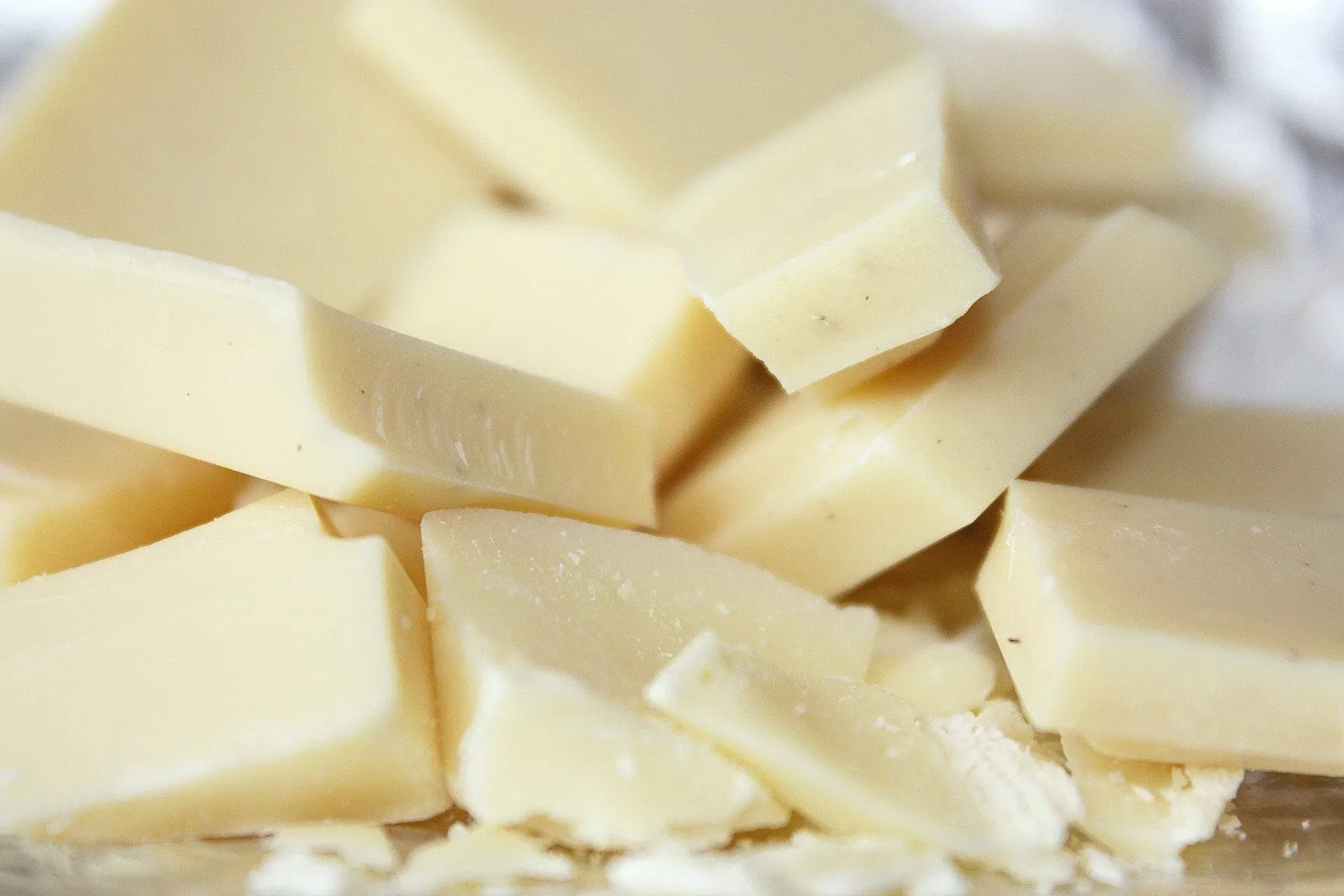 Facts about how is white chocolate made includes that this treat should be served cool to relish the overwhelming richness and fattiness of white chocolate.