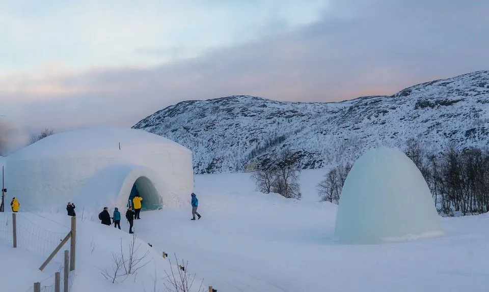 Igloos can last forever if the temperatures are 32 F (0 C) or below.