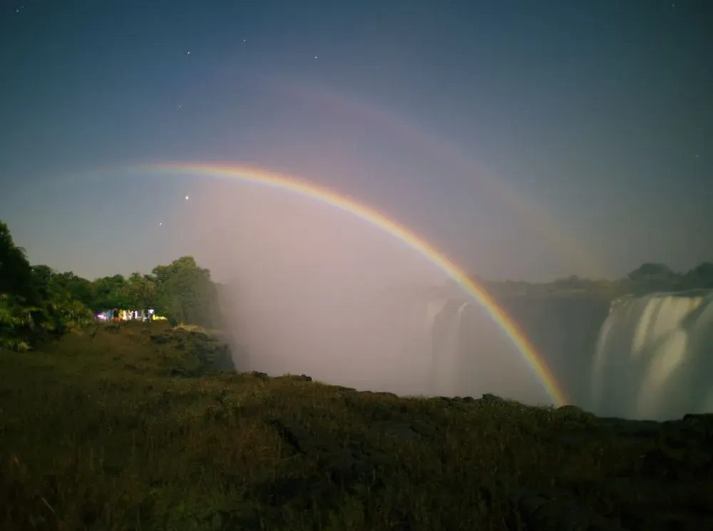 The main difference between a moonbow and a rainbow is the source of light and the way in which it is refracted and reflected.