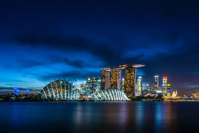 Singapore facts also include the fact that Singapore is connected to mainland Malaysia via a bridge.