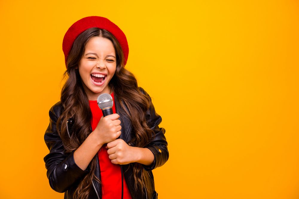 A young girl loves singing karaoke with the Singa app.