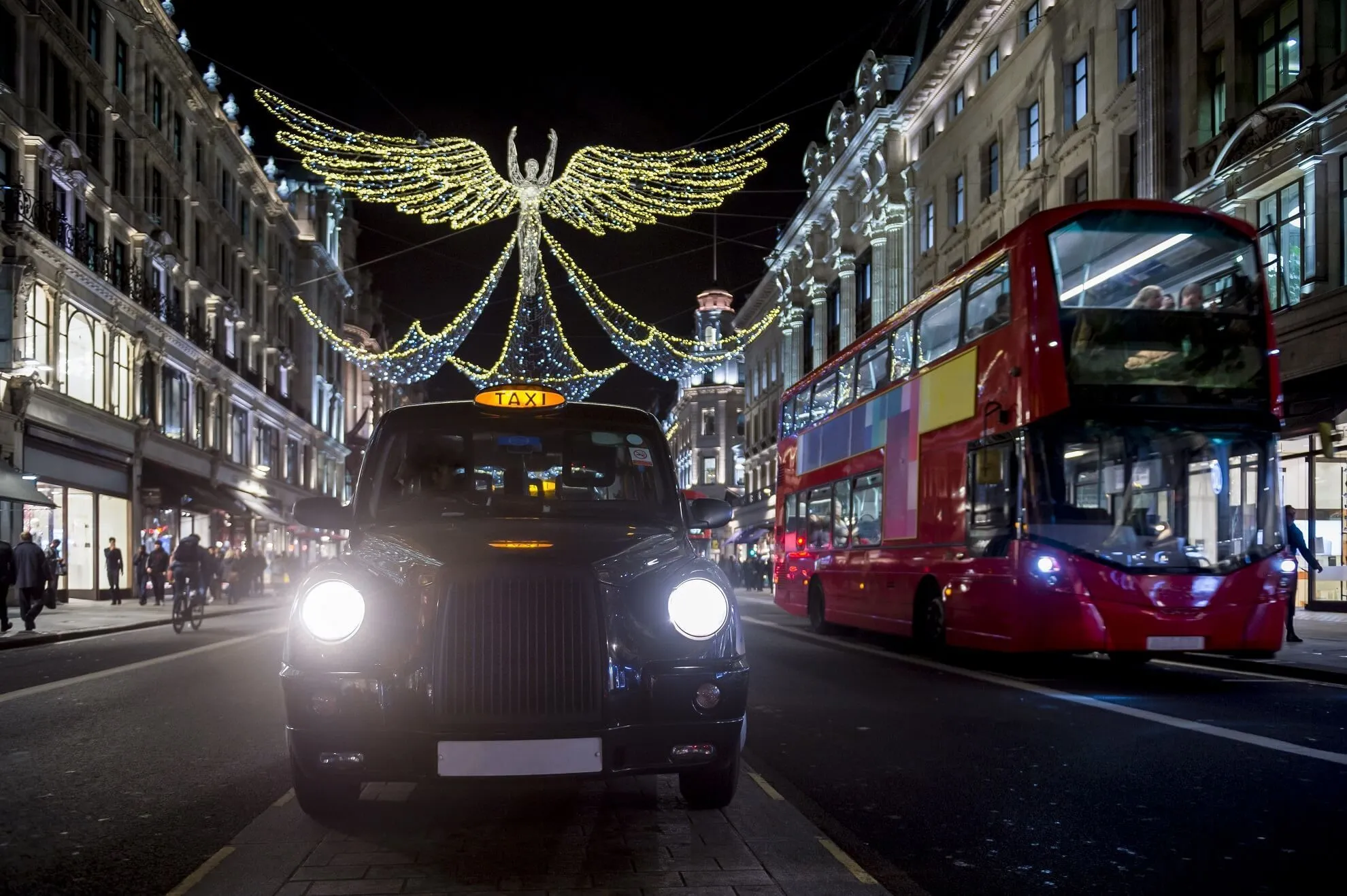 Feel as if you are travelling back in time on the streets of London. Buy Roman and Medieval London Black Cab Tour tickets now. 