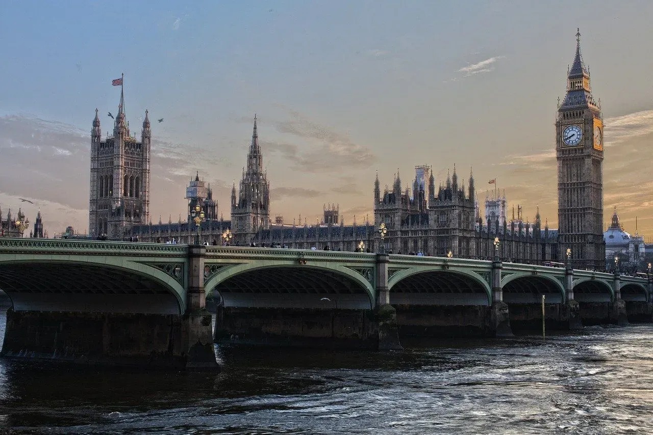 Various important landmarks of London are present along the River Thames.