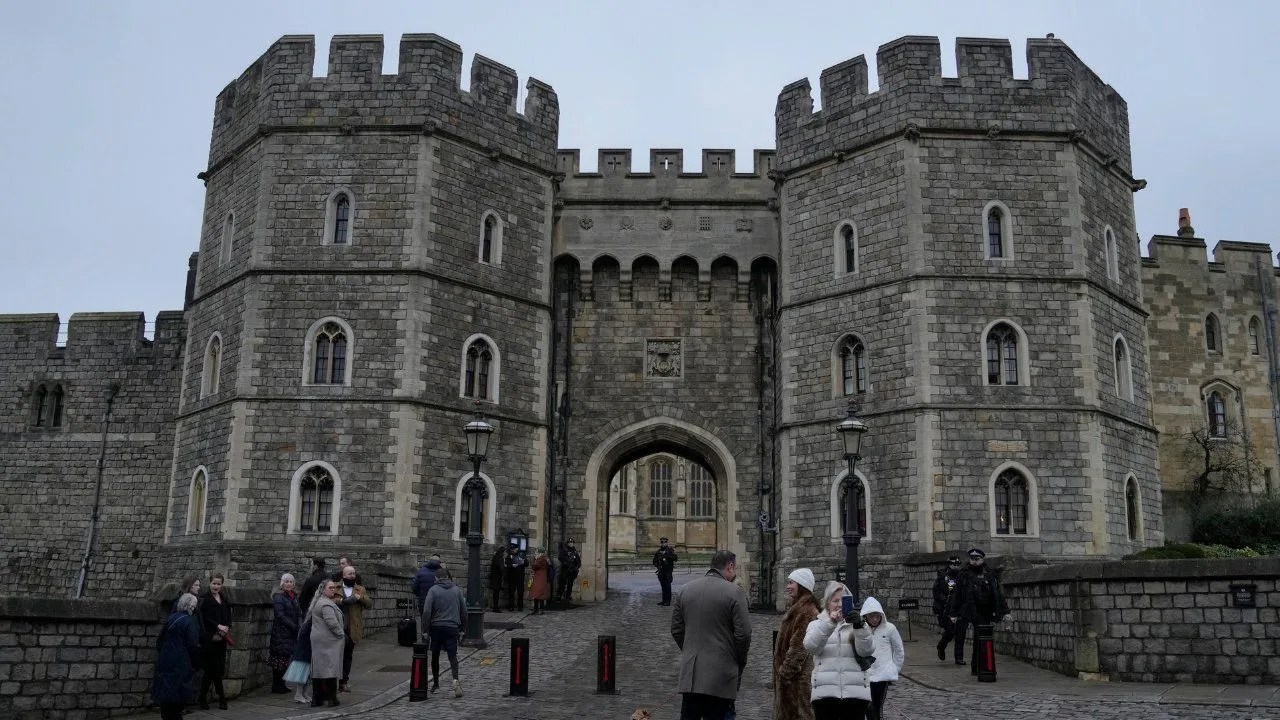 Embark on a journey through the history of England. Buy Windsor Castle Day trip tickets now. 