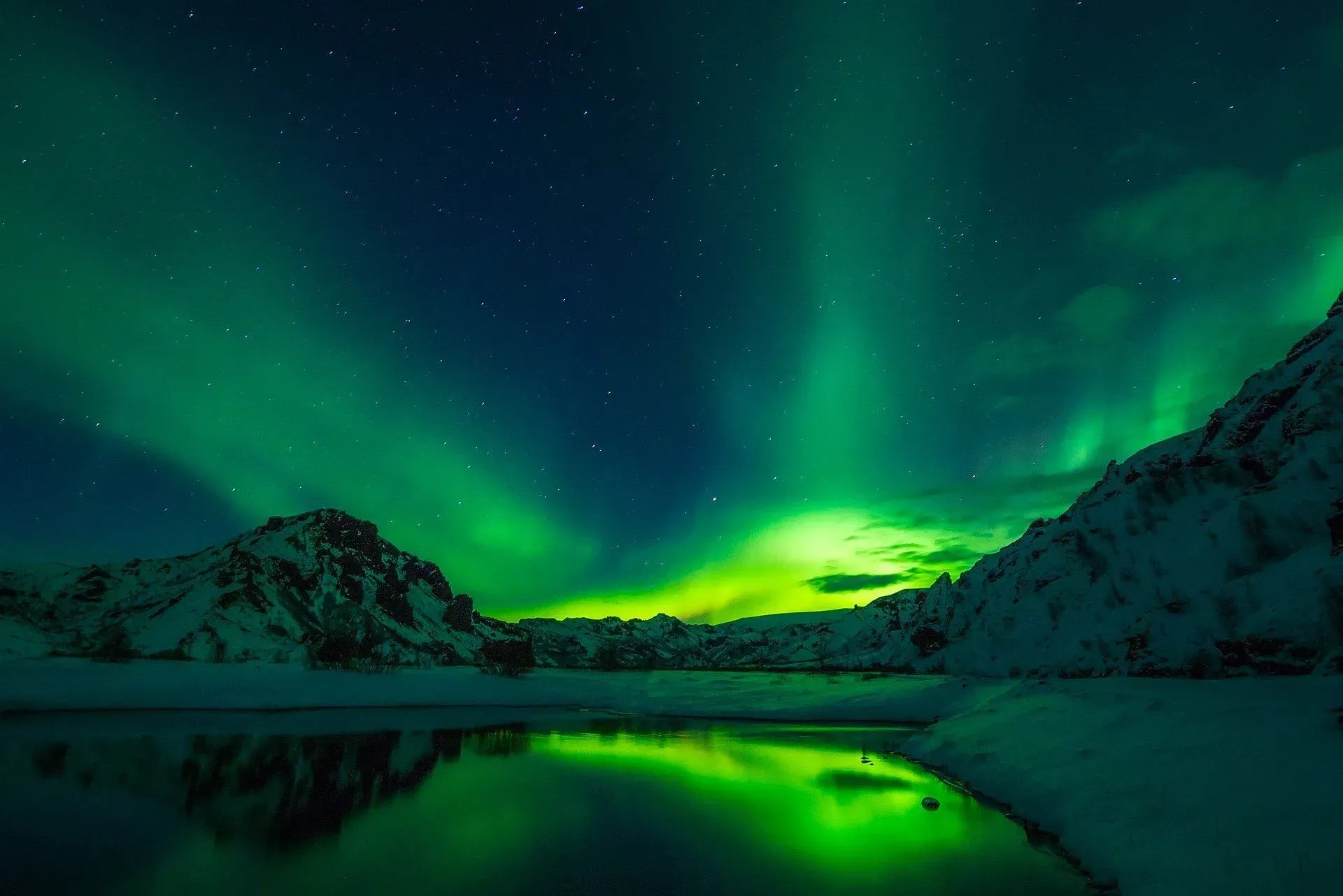 'What is an aurora' facts include information about Earth's magnetic field.