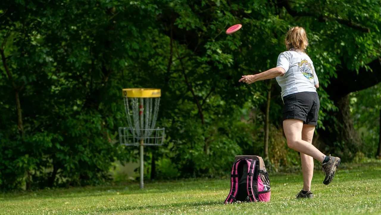 some rules that you should be aware of before starting disc golf