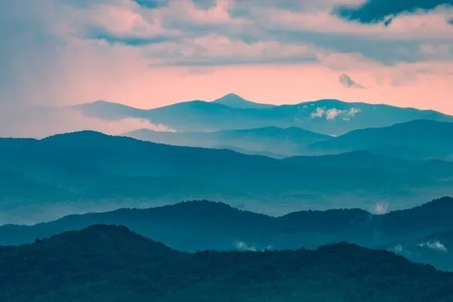 The Blue Ridge Mountains run parallel to the plateau of the Piedmont region.