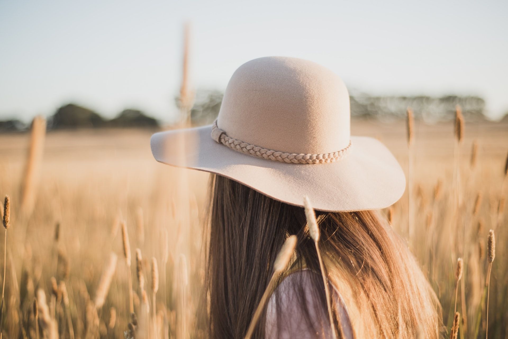 A straw hat is usually worn in the summer to protect the hair from damage.