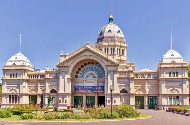 Around 1.5 million people visited the Melbourne Royal Exhibition Building and Carlton Gardens in 1880, which increased to 2.2 million in 1888.