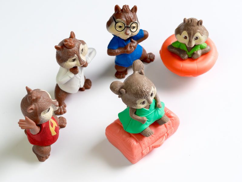 Figurines of Eleanor Miller surrounded by Alvin, Simon and Theodore.