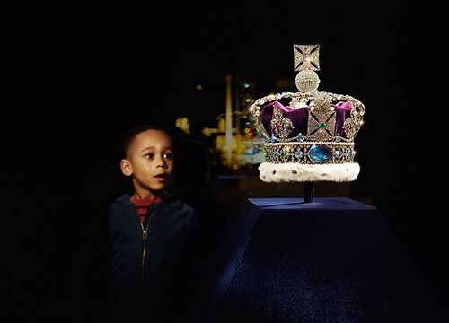 Crown Jewels experience, child looking at the crown jewels