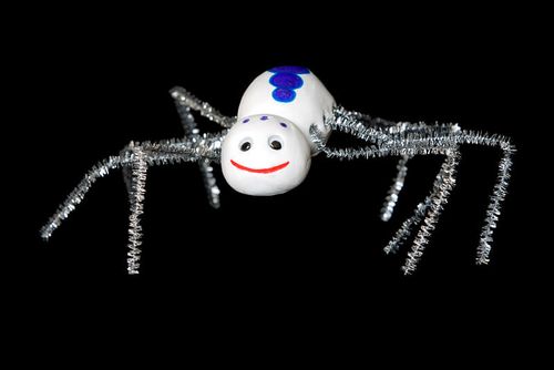 Pipe cleaner spiders are super easy to make