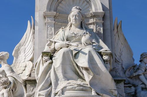 White stone statue of Queen Victoria.