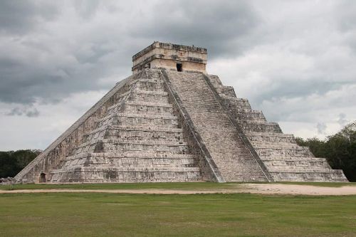 Main pyramid at Chichén Itzá, an iconic example of Mayan architecture.
