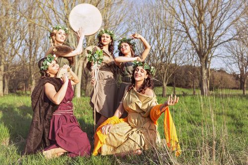 Women dressed as ancient romans