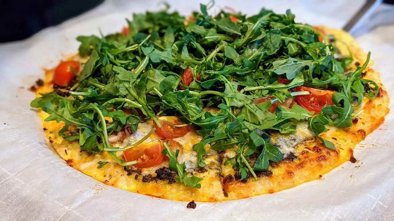 Topping your pizza with arugula makes it more tasty and healthy.