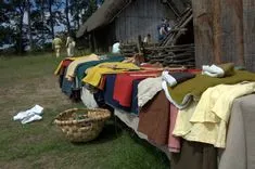 vários itens de roupas Anglo-saxônicas dispostos sobre a mesa em exibição.